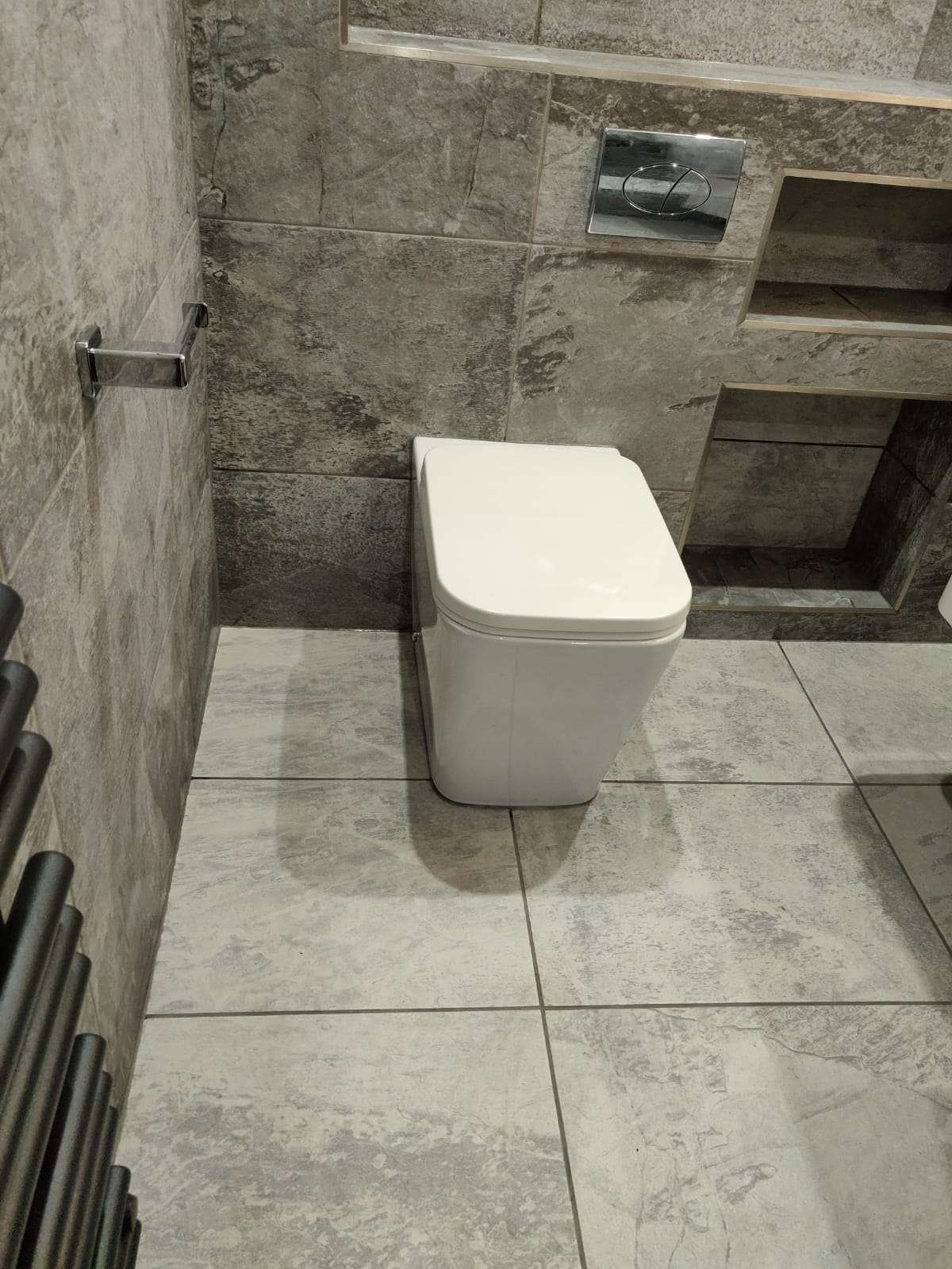 Marble-effect bathroom with wall-hung toilet